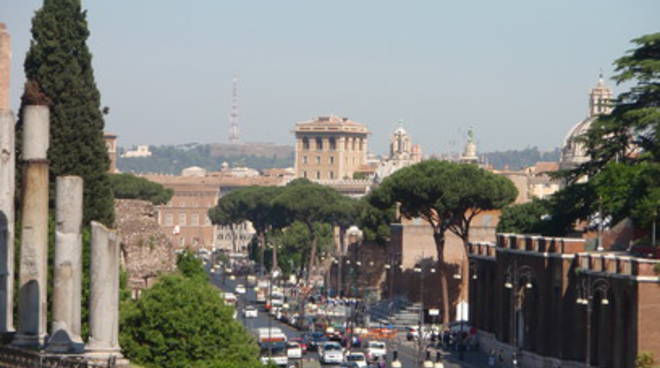 Marcia Pro Ricostruzione Arriva Ai Fori Imperiali Il Capoluogo