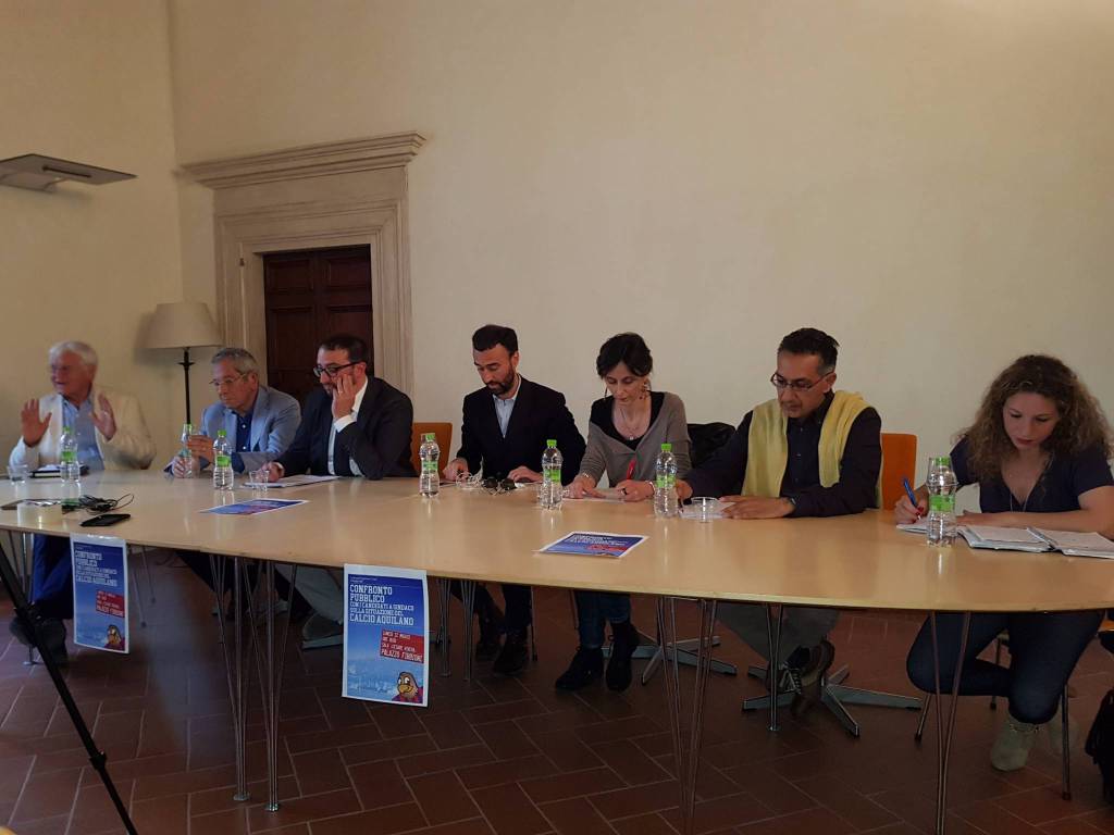 candidati sindaco a incontro supporters trust