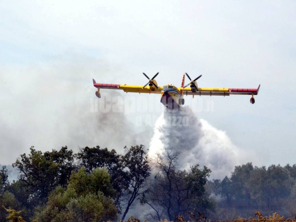 incendio fuoco canadair