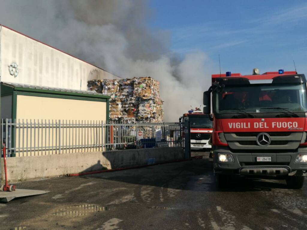 incendio centro riciclo avezzano casinelli 15 luglio 2020