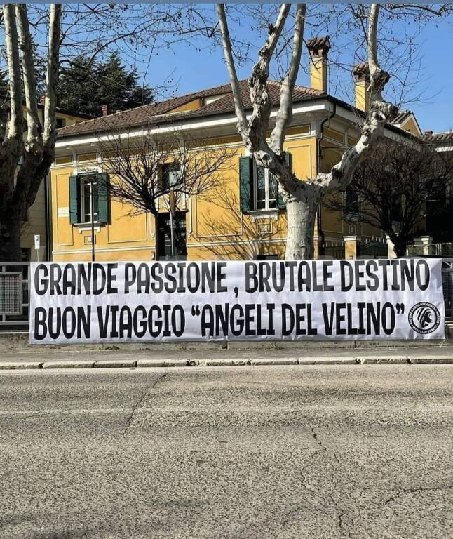 striscione dispersi velino