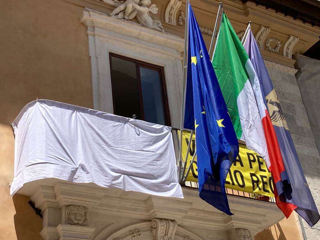 Contro le mafie, un lenzuolo bianco a palazzo Camponeschi - Il Capoluogo