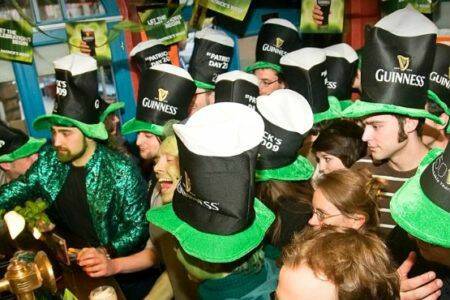 San Patrizio, birra e trifogli per la festa irlandese che chiude l