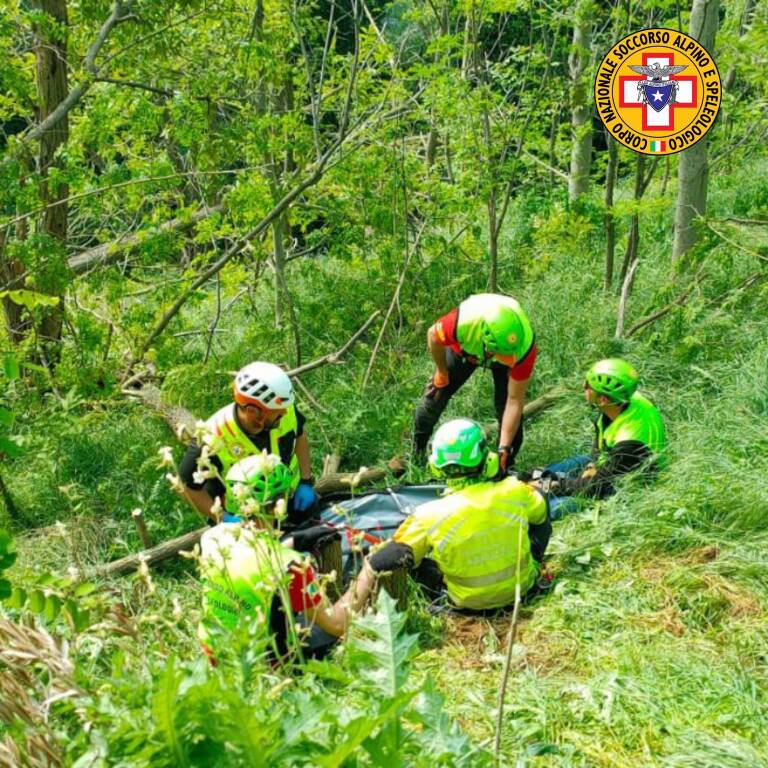 soccorso alpino tocca da casuario anziano in cerca di asparagi