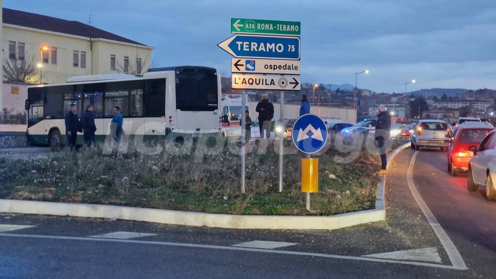 autobus di traverso l'aquila