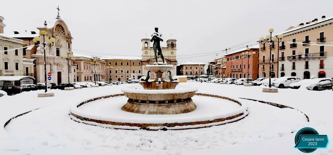 piazza duomo neve foto di cesare ianni