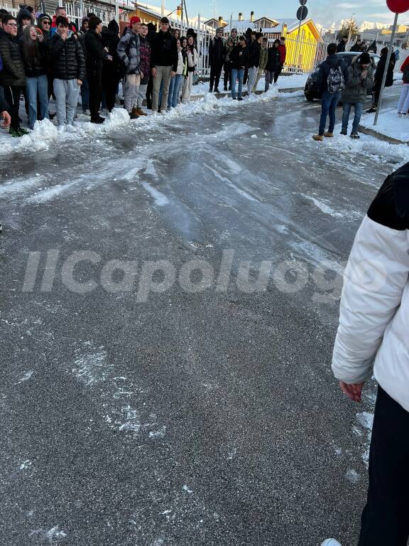 ghiaccio scuole, feriti