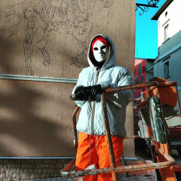 Laika ad Aielli: la street artist all’opera per un murale contro la mafia