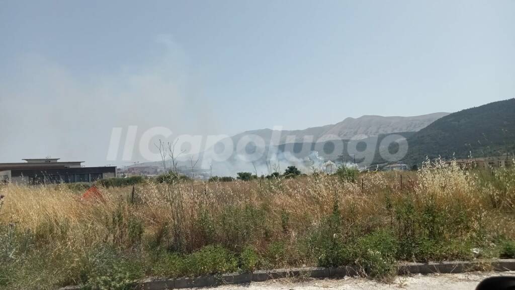 incendio sterpaglie zona piazza d'armi