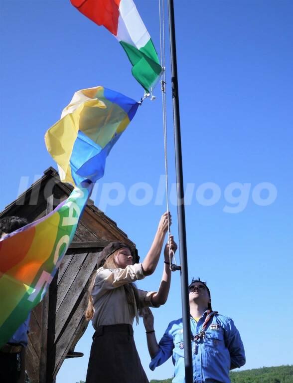 Scout e solidarietà: sui prati del Sirente le bandiere dell’Italia, dell’Ucraina e della Pace