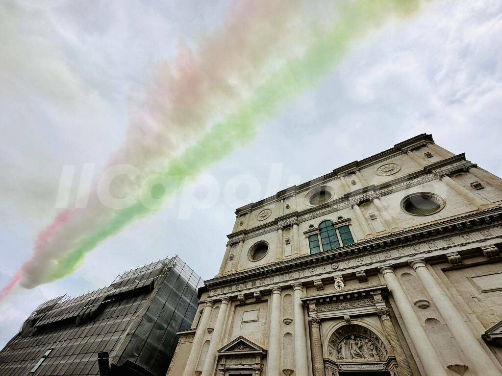 L'Aquila, il passaggio delle Frecce Tricolori