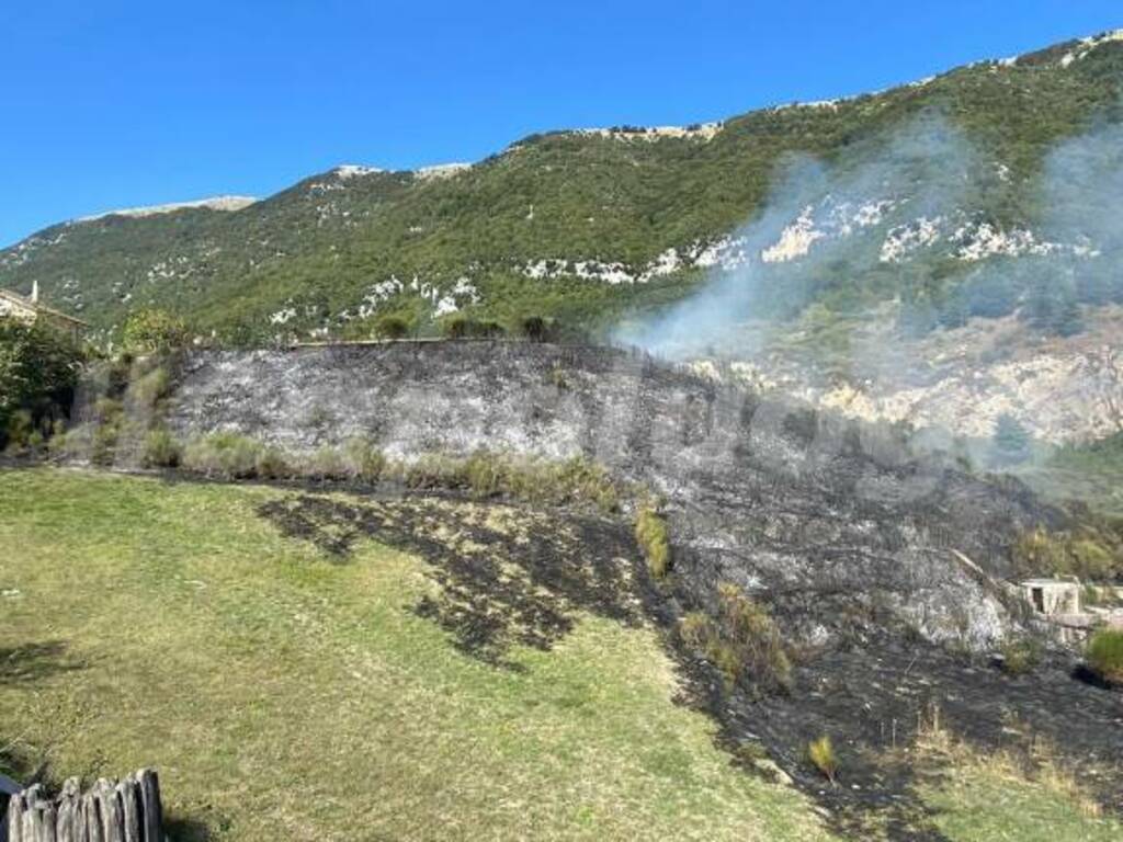 Miniciccioli causano incendio sul Monte Moro: commerciante