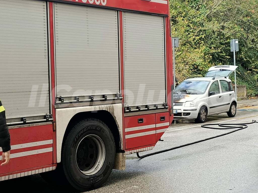 incendio auto via strinella