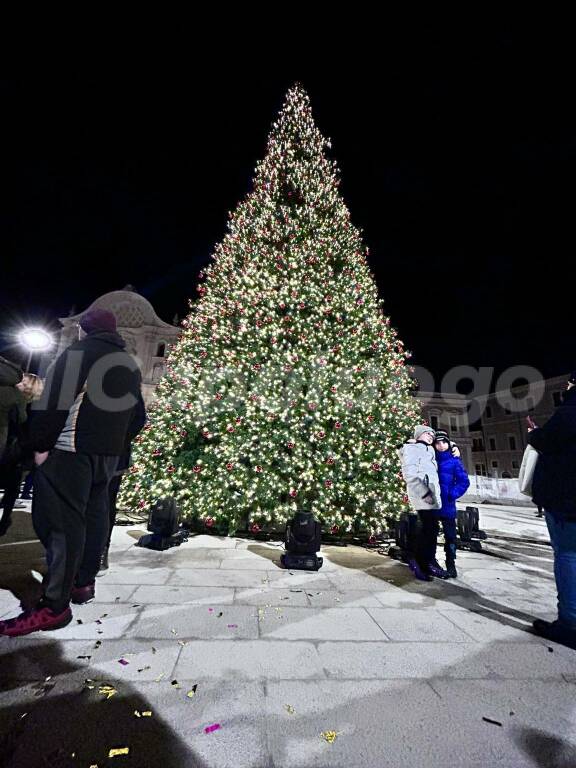 albero di natale l'aquila piazza duomo