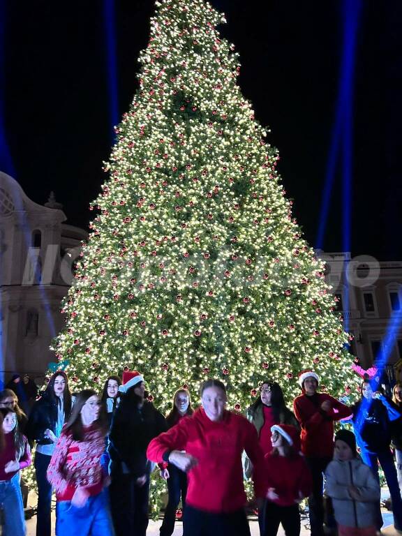 albero di natale l'aquila piazza duomo