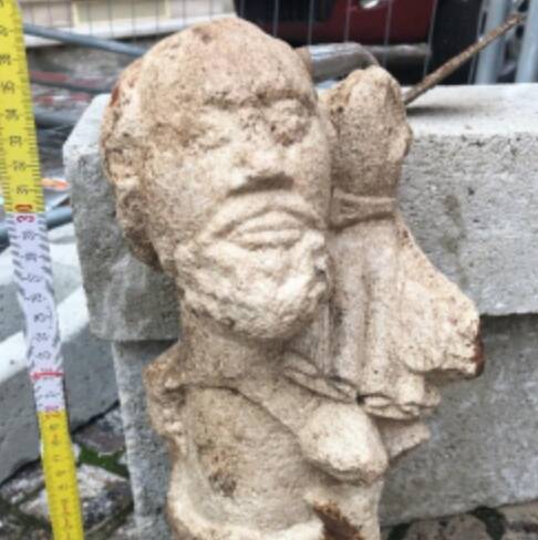 statua pietra bianca scavi piazza chiarino