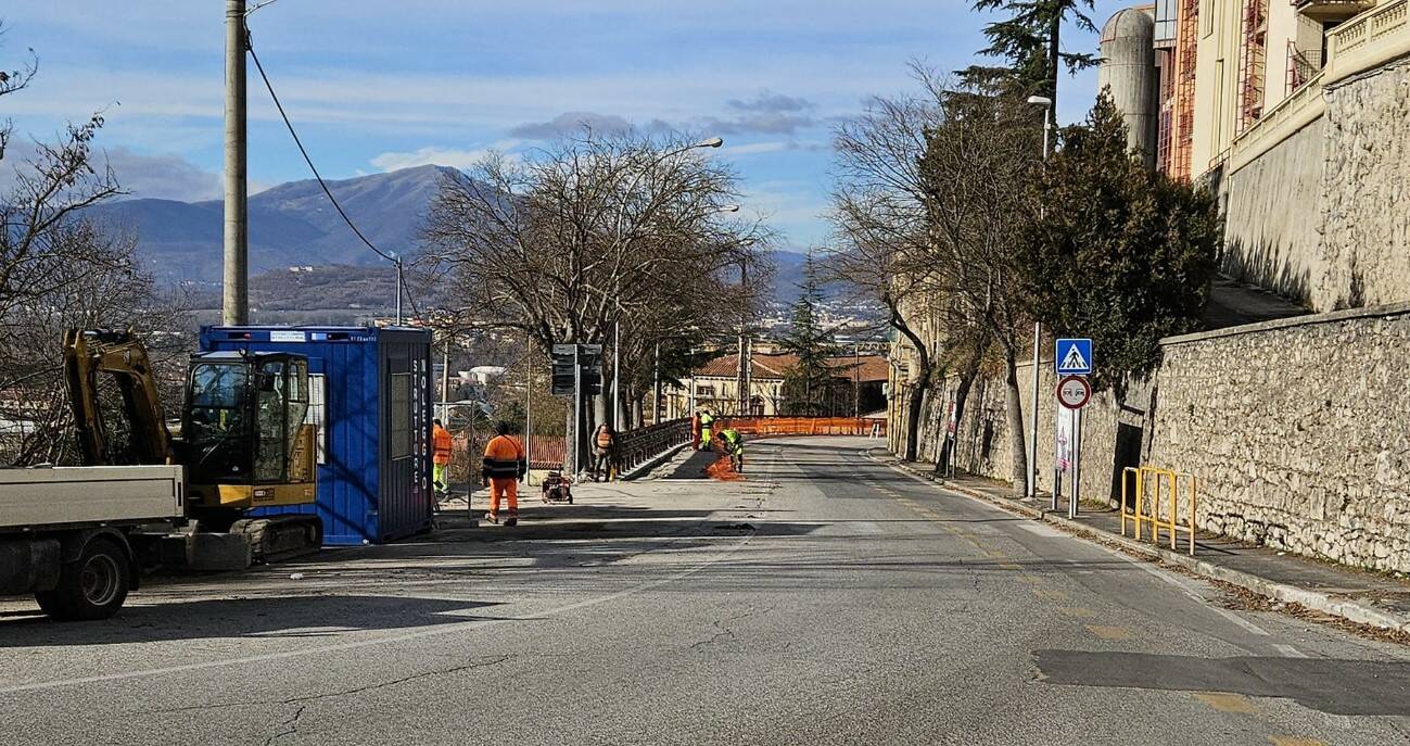 Semaforo in via XX Settembre, il restringimento di carreggiata si riduce di 100 metri