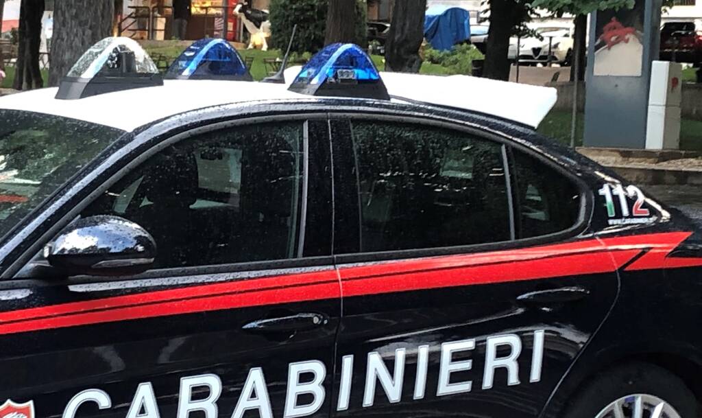 Maltratta i genitori e gli estorce denaro per acquistare droga, arrestato