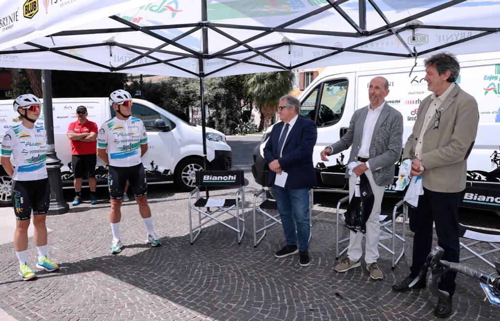 Giro-E team abruzzese 