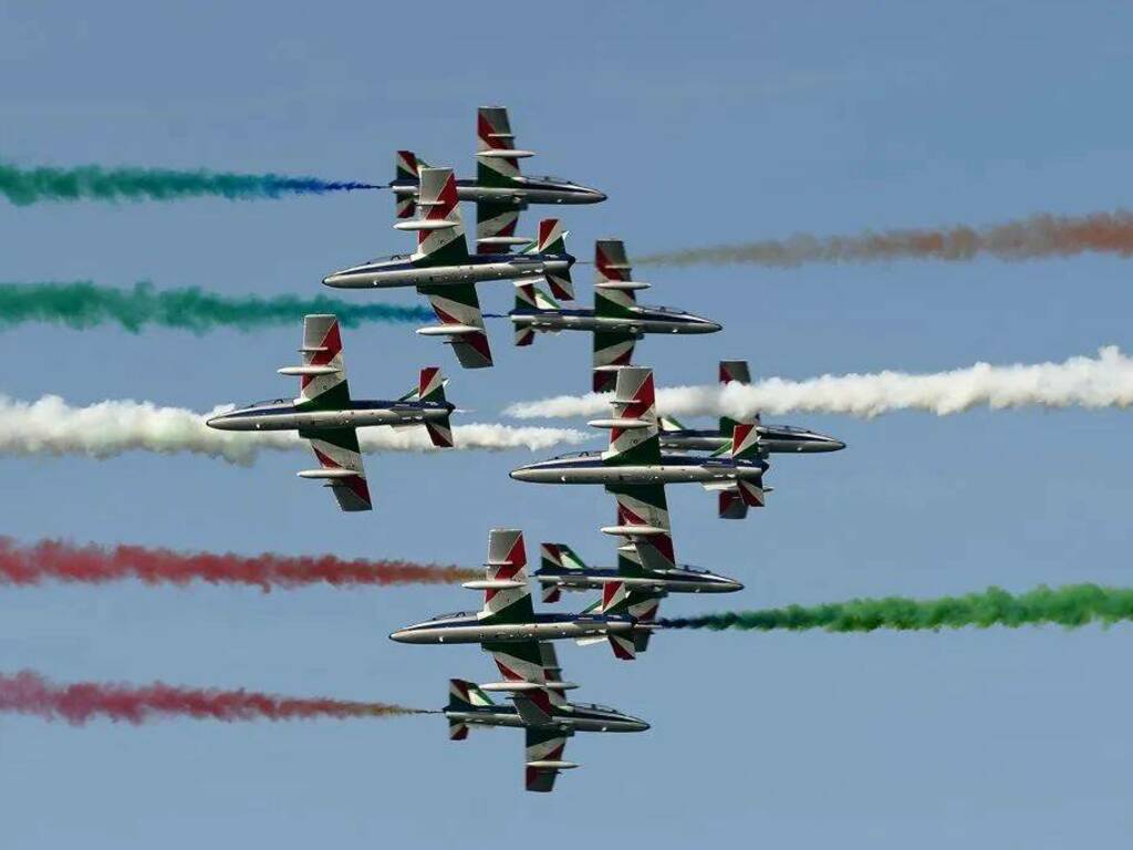 Tutto pronto per l'Airshow L'Aquila, le Frecce Tricolori sorvolano la