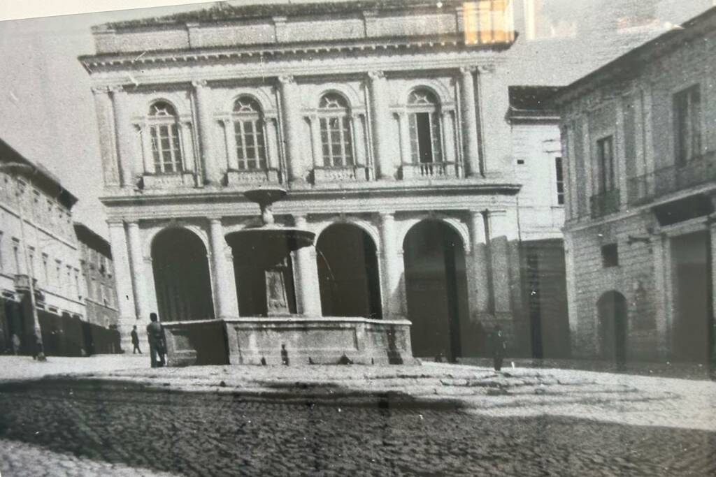 fontana piazza palazzo foto di raffaele panarelli