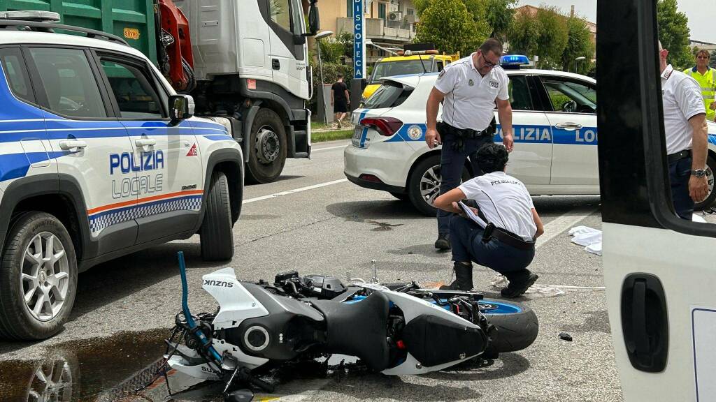 incidente statale 16 motociclista morto