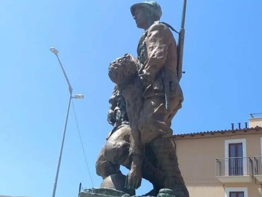 Monumento caduti Roio, rubata la penna degli Alpini